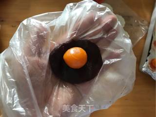赏味中秋、乐享团圆【广式豆沙蛋黄月饼】的做法步骤：13