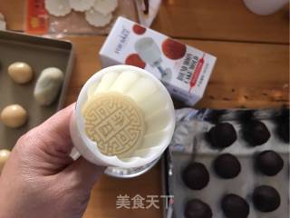 赏味中秋、乐享团圆【广式豆沙蛋黄月饼】的做法步骤：19