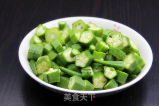 秋葵炒鸡蛋的做法步骤：2