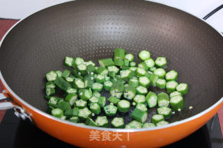 秋葵炒鸡蛋的做法步骤：3