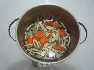 蟹味菇滑蛋的做法步骤：3