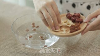 【小森妈妈菜谱】养颜银耳羹的做法步骤：1