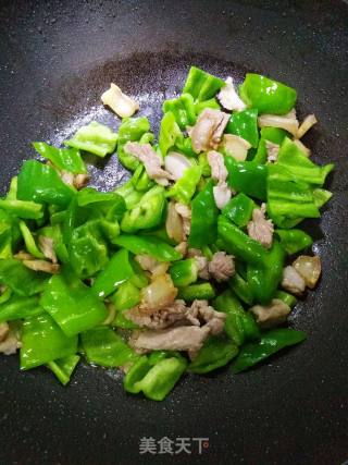 青椒炒肉的做法步骤：7