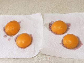 外酥内软果香滴。【黄桃香酥面包】的做法步骤：4