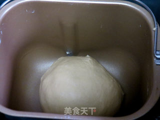 外酥内软果香滴。【黄桃香酥面包】的做法步骤：7
