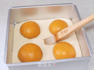 外酥内软果香滴。【黄桃香酥面包】的做法步骤：13