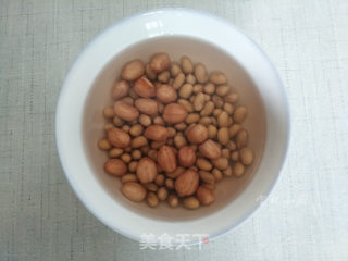 猪蹄鸡爪花生汤的做法步骤：2