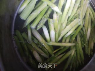 芦笋炒百合的做法步骤：2