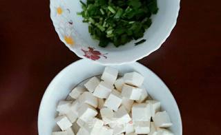 韭菜烧豆腐的做法步骤：1