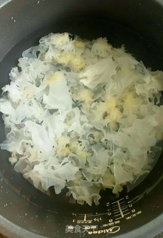 银耳连子羹的做法步骤：2
