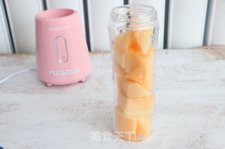 哈密瓜酸奶汁的做法步骤：3