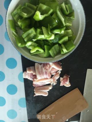 辣椒炒肉的做法步骤：2