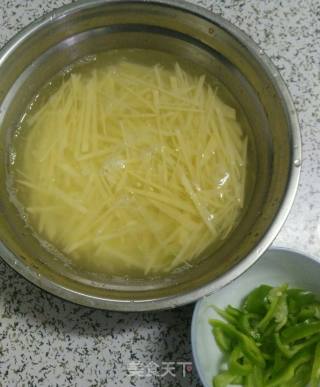 酸辣土豆丝 生活中必备的家常菜 简单又好吃的做法步骤：2