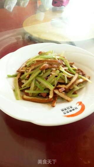 西芹炒豆干的做法步骤：1