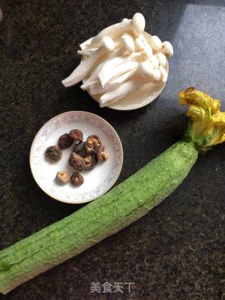 丝瓜菌菇汤的做法步骤：1