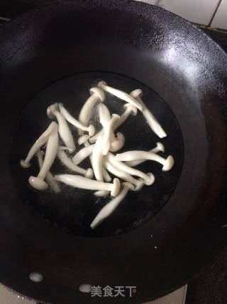 丝瓜菌菇汤的做法步骤：3
