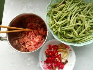 豇豆炒肉的做法步骤：1