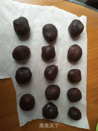 豆沙蛋黄月饼的做法步骤：2