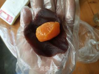 豆沙蛋黄月饼的做法步骤：3
