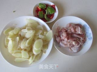 仔姜炒鸡腿肉的做法步骤：1