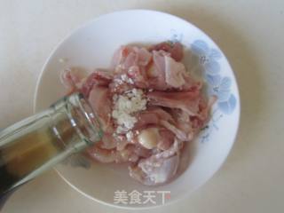 仔姜炒鸡腿肉的做法步骤：2