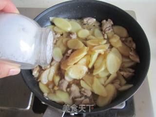 仔姜炒鸡腿肉的做法步骤：6