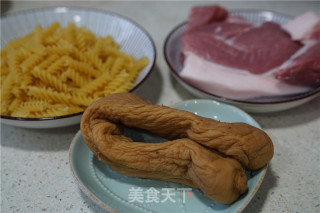 菜脯肉丁拌意面的做法步骤：1