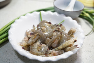 蒜苗香辣虾的做法步骤：1