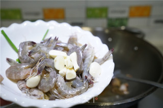 蒜苗香辣虾的做法步骤：4