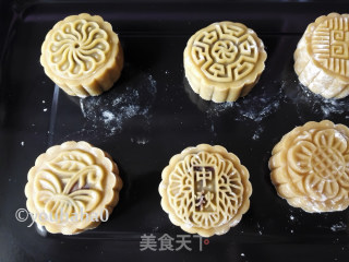 广式蛋黄月饼的做法步骤：11