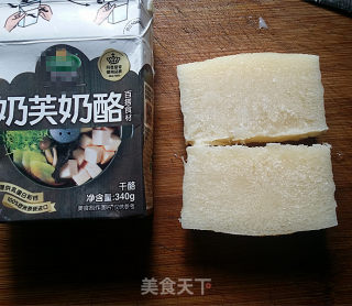 西兰花拌冻奶芙奶酪的做法步骤：2
