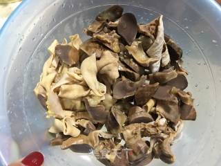 双椒鸡杂的做法步骤：2
