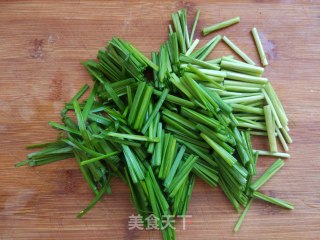 韭菜炒鱿鱼须的做法步骤：1