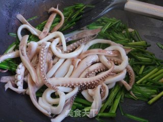 韭菜炒鱿鱼须的做法步骤：7