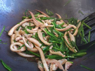 韭菜炒鱿鱼须的做法步骤：8