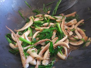 韭菜炒鱿鱼须的做法步骤：9
