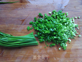 韭菜香肠鸡蛋饼的做法步骤：1