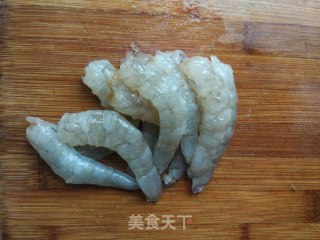 丝瓜炒虾球的做法步骤：1