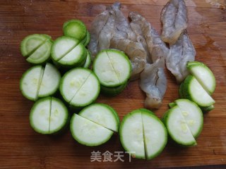 丝瓜炒虾球的做法步骤：3