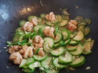丝瓜炒虾球的做法步骤：7