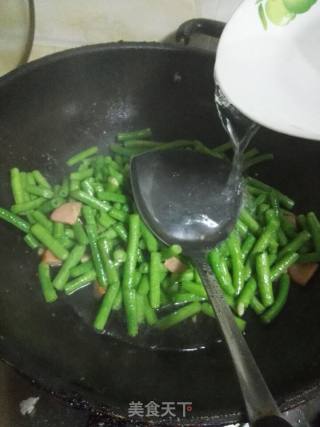 火腿肠炒豆角的做法步骤：6