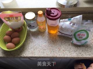 家常电饭煲戚风蛋糕的做法步骤：1