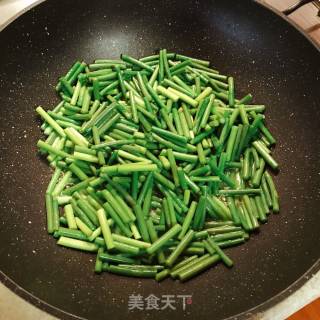 蒜苔炒鱼豆腐的做法步骤：3