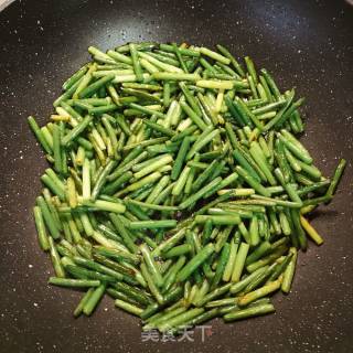 蒜苔炒鱼豆腐的做法步骤：4