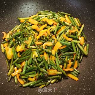 蒜苔炒鱼豆腐的做法步骤：7