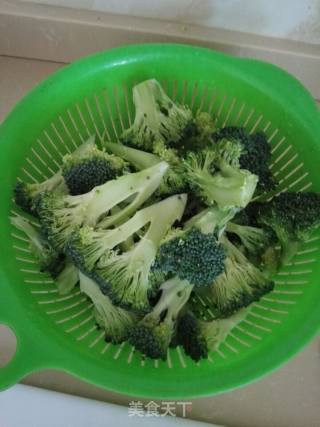 西兰花番茄沙拉的做法步骤：1