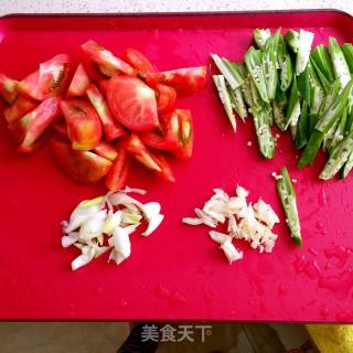 番茄秋葵炒鸡蛋的做法步骤：1
