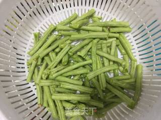 五花肉炒豆角的做法步骤：2