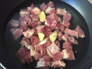 红酒炖牛腩的做法步骤：3