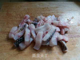 香酥炸鱼块的做法步骤：1
